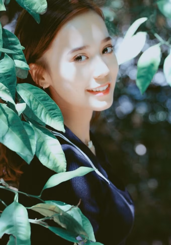 Nara là sinh viên năm nhất, Học viện Thương mại Vũ Hán, Trung Quốc. Điều khiến nhiều người ngạc nhiên là cô nàng cũng đến từ vùng đất Tân Cương - đồng hương với nữ diễn viên xinh đẹp Địch Lệ Nhiệt Ba.