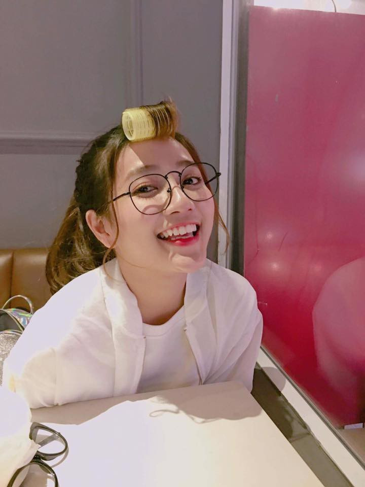 Cô gái xinh xắn được hé lộ là Nguyễn An Vy, cựu học sinh của trường THPT Chuẩn quốc gia Võ Trường Toản. An Vy không phải là cái tên mới lạ với teen Sài Gòn, đặc biệt là fan của kênh FAPTV.