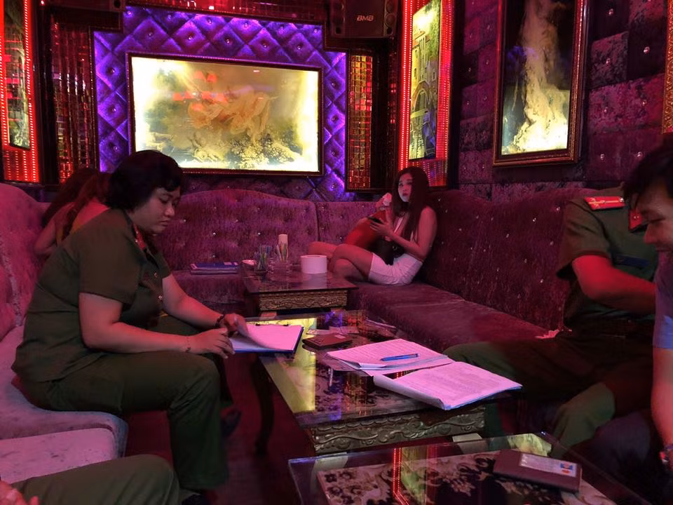 Giua “tam bao”, hang loat nu tiep vien thoat y trong nha hang-Hinh-2