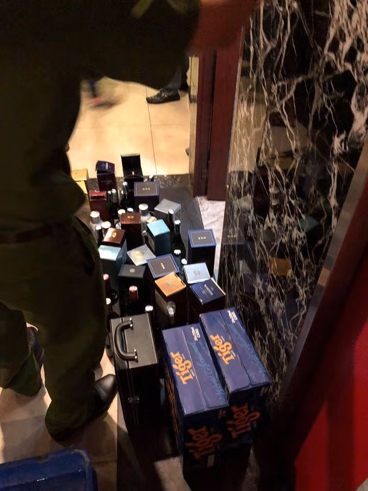 Giua “tam bao”, hang loat nu tiep vien thoat y trong nha hang-Hinh-3