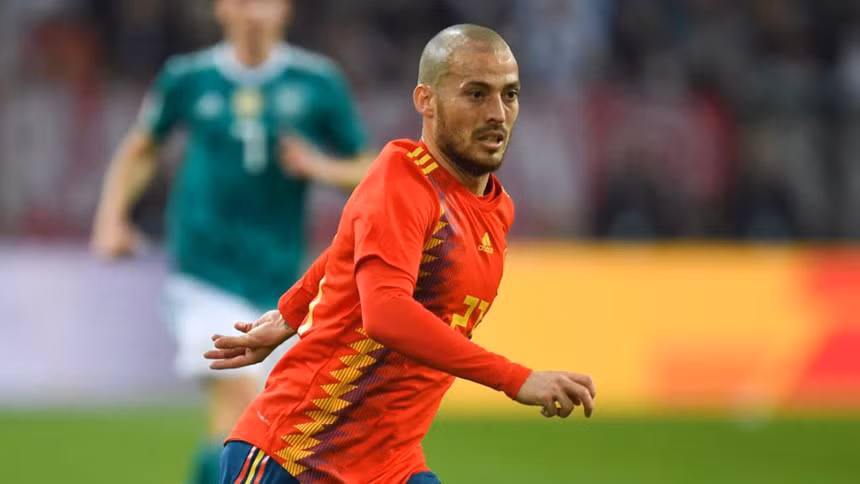 Tiền vệ David Silva (Tây Ban Nha): “Cảm ơn gia đình và người hâm mộ đã ủng hộ tôi trong suốt những năm tháng qua. Nếu không có họ, tôi sẽ không bao giờ trở thành một phần lịch sử của đội tuyển quốc gia", Silva viết tâm thư xúc động khi quyết định lùi về phía sau để dành thời gian chăm sóc gia đình, đặc biệt là cậu con trai sinh non Mateo chưa đầy 12 tháng tuổi.