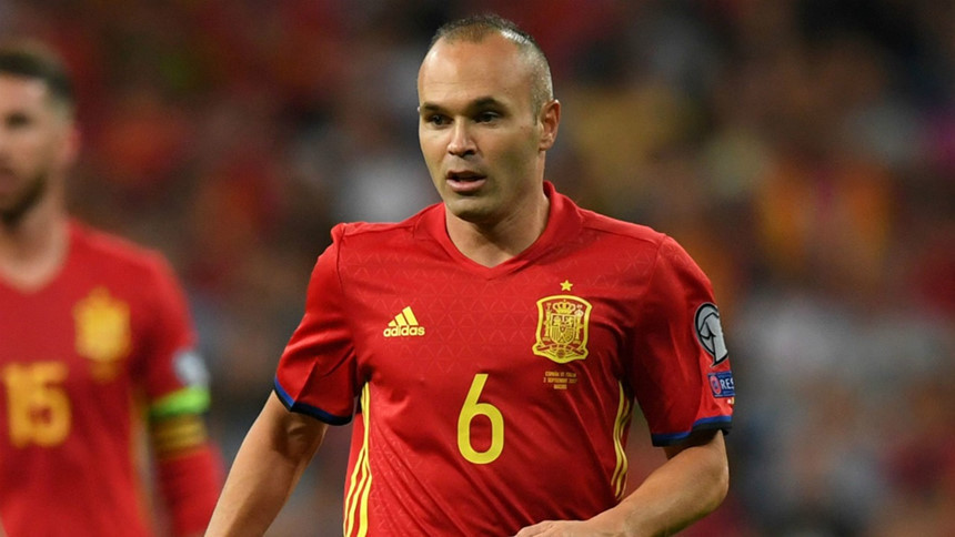 Tiền vệ Andres Iniesta (Tây Ban Nha): Là một trong những "huyền thoại sống" của đội tuyển xứ sở bò tót với những đóng góp to lớn vào 2 chức vô địch Euro và 1 danh hiệu World Cup, quyết định chia tay sự nghiệp quốc tế của "Thánh Ini" khiến nhiều người hâm mộ không khỏi tiếc nuối.
