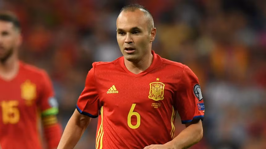 Tiền vệ Andres Iniesta (Tây Ban Nha): Là một trong những "huyền thoại sống" của đội tuyển xứ sở bò tót với những đóng góp to lớn vào 2 chức vô địch Euro và 1 danh hiệu World Cup, quyết định chia tay sự nghiệp quốc tế của "Thánh Ini" khiến nhiều người hâm mộ không khỏi tiếc nuối.