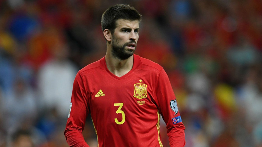 Hậu vệ Gerard Pique (Tây Ban Nha): Sau kỳ World Cup không thành công cùng "La Roja", trung vệ sinh năm 1987 đã chia tay sự nghiệp quốc tế. Pique không cần nuối tiếc bởi anh đã có 3 danh hiệu lớn nhất cùng đội tuyển quê nhà gồm World Cup 2010 và Euro 2008, 2012.