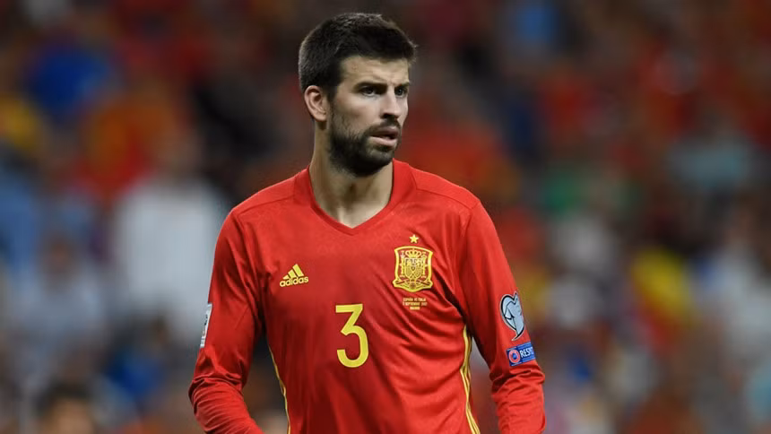 Hậu vệ Gerard Pique (Tây Ban Nha): Sau kỳ World Cup không thành công cùng "La Roja", trung vệ sinh năm 1987 đã chia tay sự nghiệp quốc tế. Pique không cần nuối tiếc bởi anh đã có 3 danh hiệu lớn nhất cùng đội tuyển quê nhà gồm World Cup 2010 và Euro 2008, 2012.