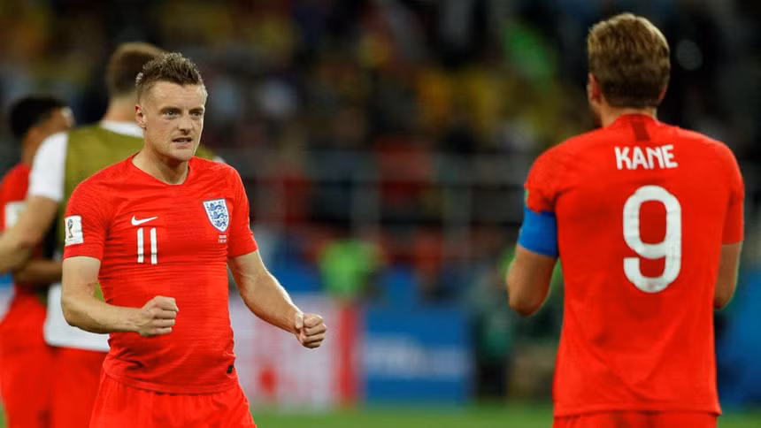 Tiền đạo Jamie Vardy (Anh): Mới được lên tuyển từ năm 2015 sau những bước tiến thần kỳ cùng Leicester City nhưng Vardy đã quyết định chia tay sự nghiệp quốc tế ở tuổi 31. Lý do một phần là anh cảm thấy chán ngán việc liên tục phải ngồi dự bị cho Harry Kane.