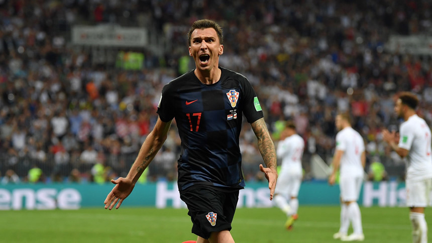 Tiền đạo Mario Mandzukic (Croatia): Sau khi cùng "thế hệ vàng" làm nên lịch sử cho bóng đá quê nhà tại World Cup 2018, Mario Mandzukic đã quyết định chia tay để tập trung cống hiến cho Juventus. Trong 11 năm cống hiến, chân sút sinh năm 1986 đã ra sân 89 lần và ghi 33 bàn cho ĐTQG Croatia.