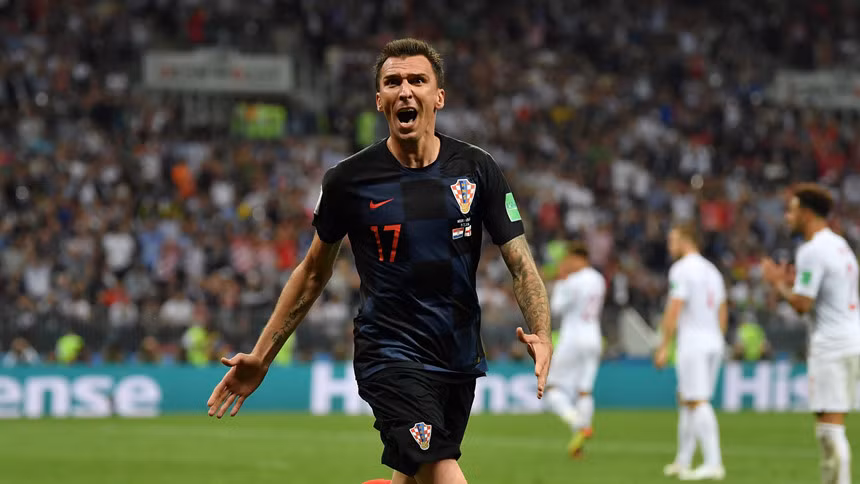 Tiền đạo Mario Mandzukic (Croatia): Sau khi cùng "thế hệ vàng" làm nên lịch sử cho bóng đá quê nhà tại World Cup 2018, Mario Mandzukic đã quyết định chia tay để tập trung cống hiến cho Juventus. Trong 11 năm cống hiến, chân sút sinh năm 1986 đã ra sân 89 lần và ghi 33 bàn cho ĐTQG Croatia.