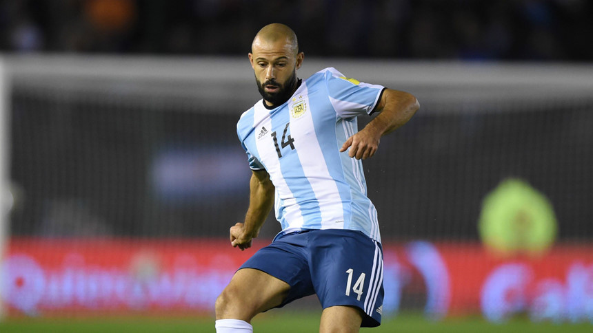 Tiền vệ Javier Mascherano (Argentina): Mệt mỏi vì ĐT Argentina thi đấu bết bát, cộng với việc dính líu đến tin đồn cùng Lionel Messi thao túng phòng thay đồ, lão tướng 34 tuổi đã quyết định giã từ sự nghiệp quốc tế để nhường vị trí cho những đồng nghiệp trẻ trung, tài năng hơn.