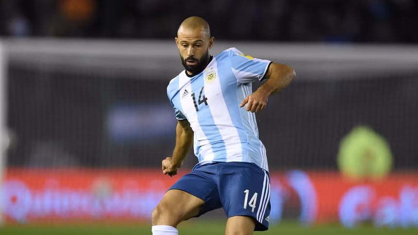 Tiền vệ Javier Mascherano (Argentina): Mệt mỏi vì ĐT Argentina thi đấu bết bát, cộng với việc dính líu đến tin đồn cùng Lionel Messi thao túng phòng thay đồ, lão tướng 34 tuổi đã quyết định giã từ sự nghiệp quốc tế để nhường vị trí cho những đồng nghiệp trẻ trung, tài năng hơn.