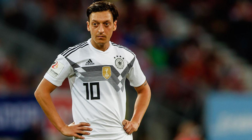 Tiền vệ Mesut Oezil (Đức): Không giống như các đồng nghiệp, Mesut Oezil phải nói lời chia tay sự nghiệp quốc tế đầy cay đắng ở tuổi 29 vì mâu thuẫn với lãnh đạo LĐBĐ Đức và không chịu nổi sức ép từ việc bị phân biệt chủng tộc.