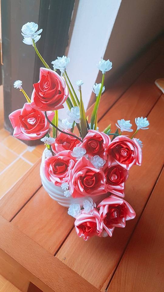 Đây là thành quả cặm cụi của một cô bạn, tuy sản phẩm handmade làm ra không được như trên mạng, chính cô bạn cũng cảm thấy bình thường vậy mà người được nhận lại khen rối rít khiến cô bạn vui vô cùng. Ảnh: Lê Ngọc Mai