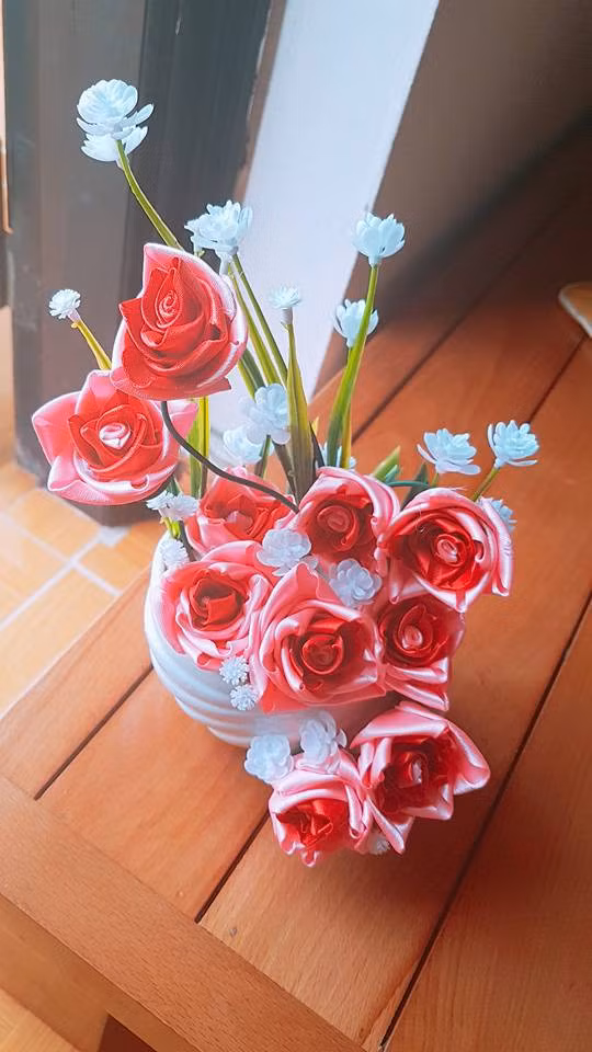 Đây là thành quả cặm cụi của một cô bạn, tuy sản phẩm handmade làm ra không được như trên mạng, chính cô bạn cũng cảm thấy bình thường vậy mà người được nhận lại khen rối rít khiến cô bạn vui vô cùng. Ảnh: Lê Ngọc Mai