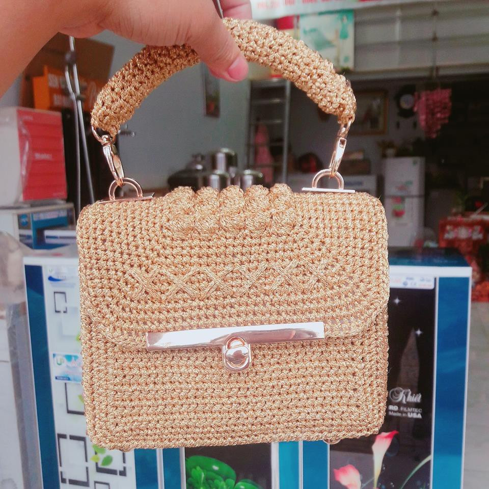 Đồ hiệu xem chừng cũng chẳng độc và lạ bằng mẫu túi tự đan móc 100% này. Ảnh: Mai Mai