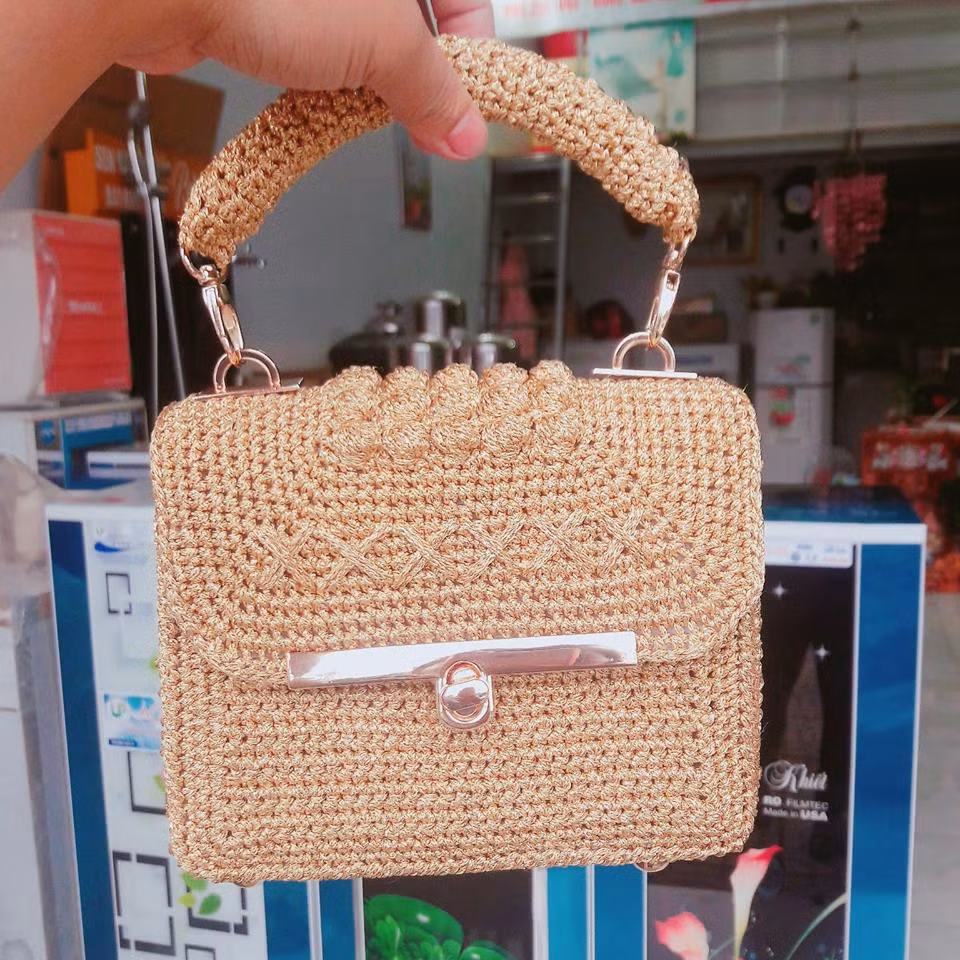 Đồ hiệu xem chừng cũng chẳng độc và lạ bằng mẫu túi tự đan móc 100% này. Ảnh: Mai Mai