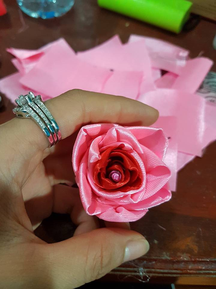 Có nhiều khi bạn vất vả lội hết shop này đến shop khác trong tuyệt vọng mà quên mất rằng, thực chất những món quà do chính tay bạn làm mới là sự lựa chọn hoàn hảo nhất. Ảnh: Ảnh: Lê Ngọc Mai