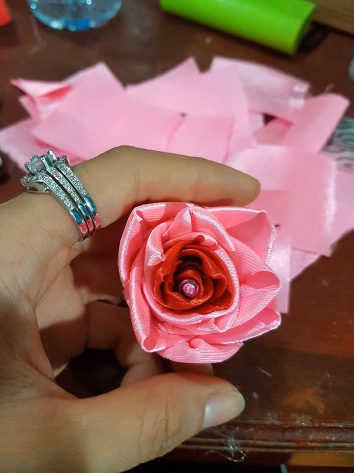 Có nhiều khi bạn vất vả lội hết shop này đến shop khác trong tuyệt vọng mà quên mất rằng, thực chất những món quà do chính tay bạn làm mới là sự lựa chọn hoàn hảo nhất. Ảnh: Ảnh: Lê Ngọc Mai