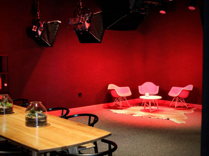 Đây là phòng thu được dùng để quay các video hay chương trình cho Instagram