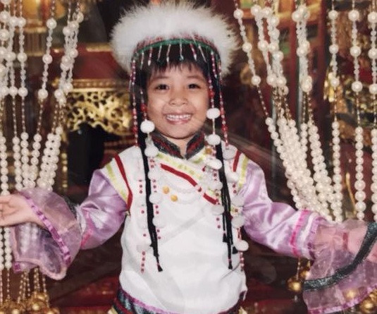 Kiểu chụp hình cosplay Hàm Hương (phim Hoàn Châu Cách Cách) từng phổ biến vào giai đoạn 1990-2000.