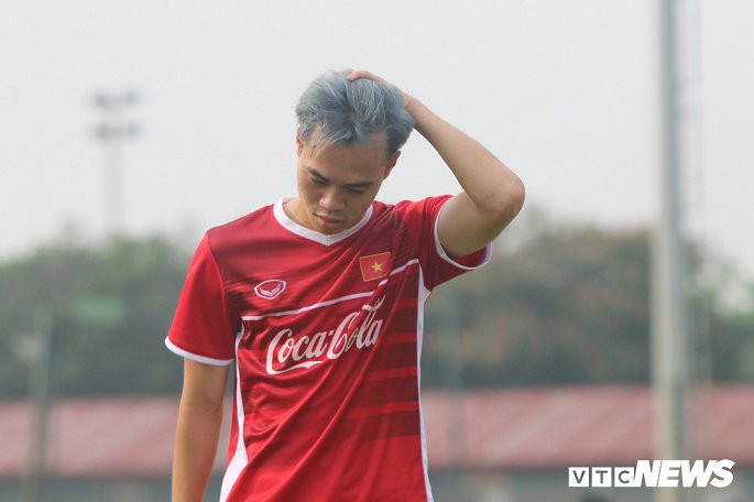 Hiếm khi Văn Toàn xuất hiện với mái tóc điệu đà phá cách như thế này.