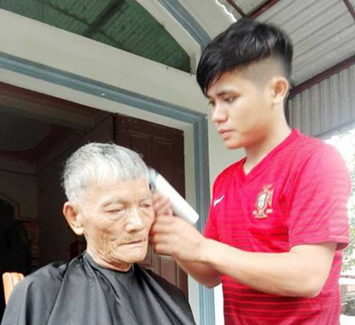 Chàng trai gây xúc động khi trò chuyện với ông nội qua giấy ảnh 1