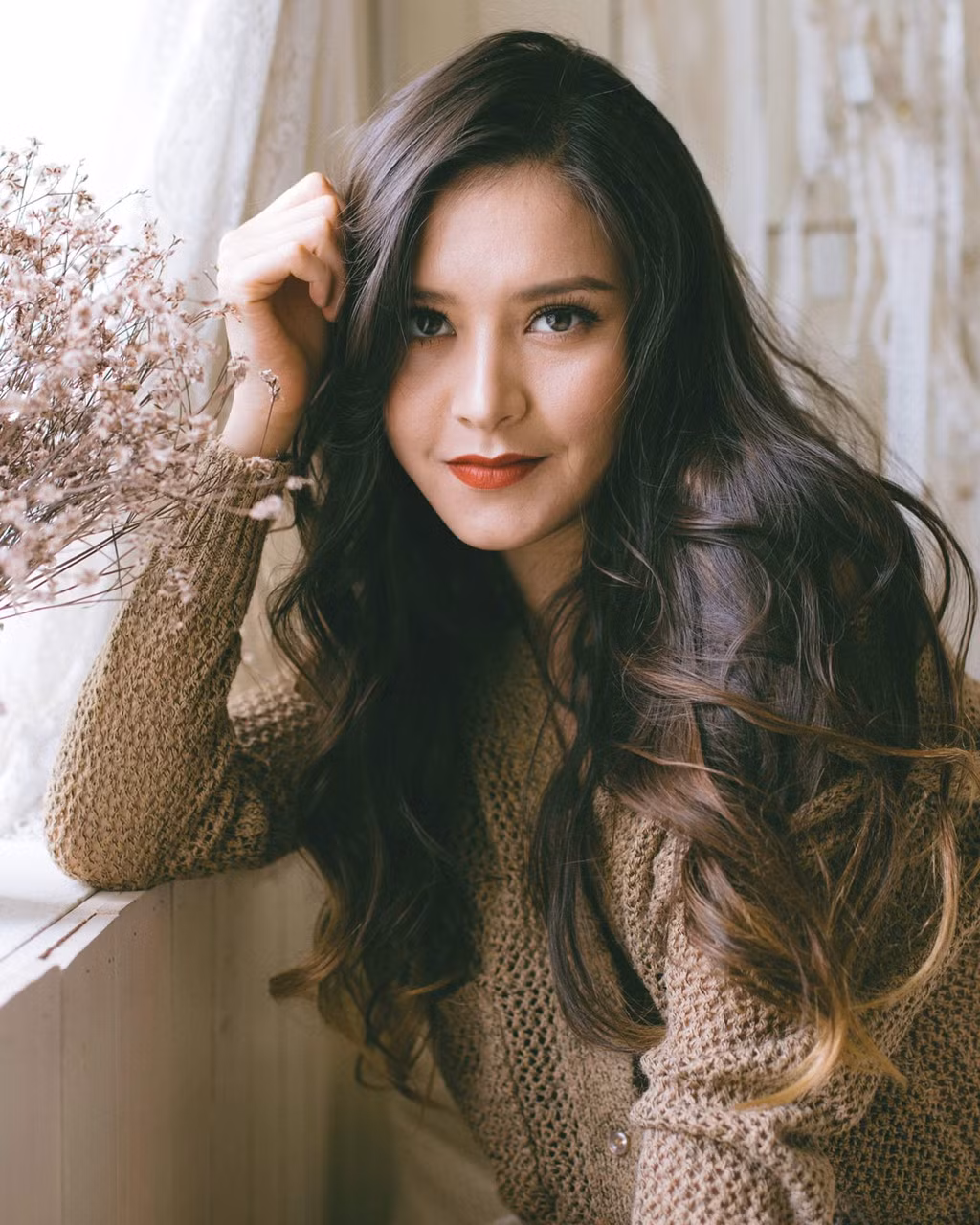 Maïwenn Kerivel (tên tiếng Việt Trần Thị Mai, 23 tuổi) thừa hưởng dòng máu Pháp của cha và nét đẹp Việt từ mẹ. 9X sinh ra tại Pháp, từng sống ở Australia một năm. Đến Việt Nam năm 16 tuổi, sau khi ở Nha Trang một thời gian, cô đã đến Sài Gòn sinh sống và làm công việc dạy kèm tiếng Pháp.