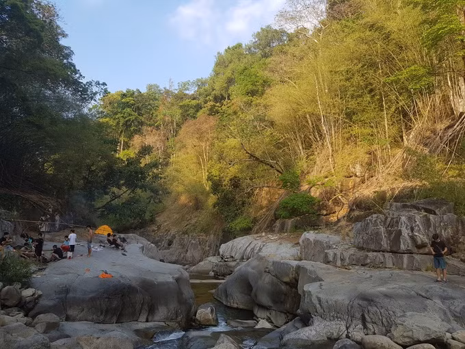 Đây là nơi lý tưởng để bạn tận hưởng ly trà nóng, ngồi với bạn bè giữa không khí trong lành, lắng tai nghe tiếng chim kêu của buổi bình minh hay tiếng nước suối róc rách chảy.