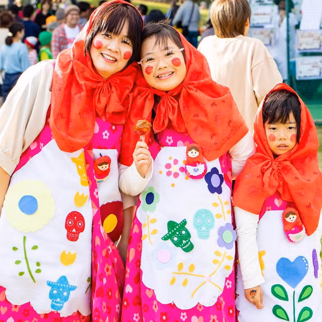 Từ những nhân vật trong bộ phim hoạt hình ăn khách cho đến người nổi tiếng, thậm chí là đồ ăn... đều có thể trở thành cảm hứng cho các màn cosplay vui nhộn. Ảnh: @saaya_saaya0906, @gemschoolkagawaehime, @rii_love_ponpoco , @leahsnotes .