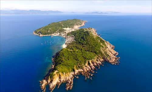  Cù Lao Xanh (Đảo Nhơn Châu) còn gọi là Đảo Vân Phi là một hải đảo nằm gần Vịnh Xuân Đài, thuộc xã Nhơn Châu, thành phố Quy Nhơn, tỉnh Bình Định. Ảnh: dulichculaoxanh