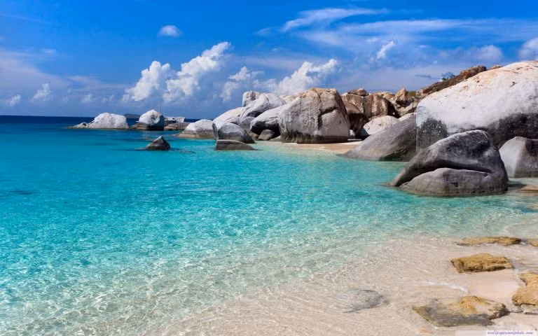 Nước biển ở đây trong veo nhìn thấy tận đáy, khung cảnh nên thơ hữu tình, lại có thêm bờ cát trắng tinh khôi… Tất cả như xoa dịu, vỗ về tâm hồn của những con người tình cờ lạc bước đến nơi đây.