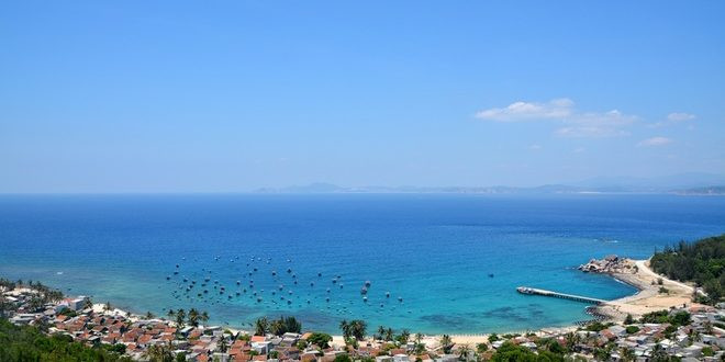 Ngay khi đặt chân lên hòn đảo Cù Lao Xanh, bạn sẽ được chìm đắm trong một không gian rộng lớn xanh bát ngát. Xanh của biển cả, xanh của trời và xanh của cây cối um tùm… Bạn như lạc vào một không gian ngập tràn sức sống, đến nỗi chỉ hít thở thôi cũng đủ “khỏe re” rồi!