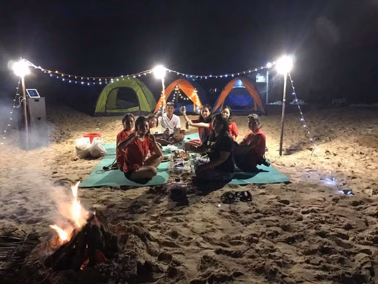 Đốt lửa trại ban đêm là hoạt động rất được các bạn trẻ trông chờ khi đến đây. Ánh lửa bập bùng cháy trong đêm, những điệu nhảy xập xình, những trò chơi Teambuilding vui nhộn... sẽ khiến bạn ngây ngất.