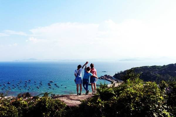 Cù Lao Xanh đẹp quanh năm nhưng bạn nên tránh khoảng thời gian cuối tháng 7 và tháng 8 vì đây là thời gian bão nhiều, sẽ gây nguy hiểm cho chuyến đi.Thời gian lý tưởng để khám phá đảo là tháng 2 đến tháng 6, tháng 9 tháng 10. Ảnh:ivivu