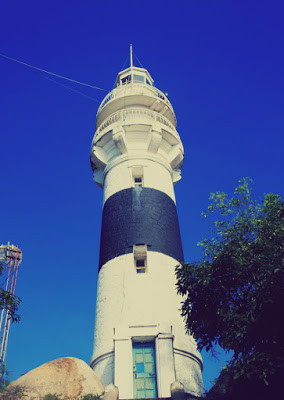 Ngọn hải đăng là một trong những nhân tố “hút khách” nhất ở Cù Lao Xanh. Nó thôi thúc sự chinh phục của du khách khi đến với đảo. Hải đăng Cù Lao Xanh – Plogam Bir là một trong những ngọn đèn biển cổ nhất Việt Nam với chiều cao 16,05m.