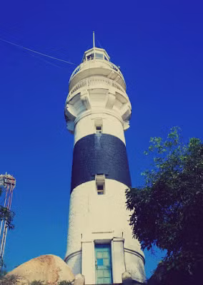 Ngọn hải đăng là một trong những nhân tố “hút khách” nhất ở Cù Lao Xanh. Nó thôi thúc sự chinh phục của du khách khi đến với đảo. Hải đăng Cù Lao Xanh – Plogam Bir là một trong những ngọn đèn biển cổ nhất Việt Nam với chiều cao 16,05m.