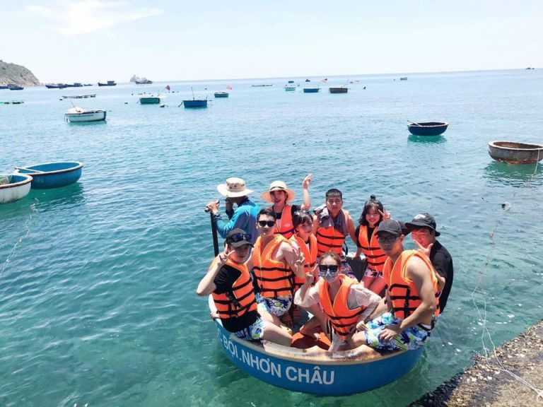 Đến Cù Lao xanh bạn và "hội bạn thân" tha hồ có những trải nghiệm mới lạ. Nào mình cùng nhau lên thuyền thúng, nào mình cùng đi chơi nhé.