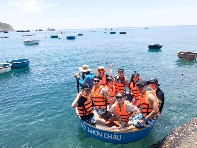 Đến Cù Lao xanh bạn và "hội bạn thân" tha hồ có những trải nghiệm mới lạ. Nào mình cùng nhau lên thuyền thúng, nào mình cùng đi chơi nhé.