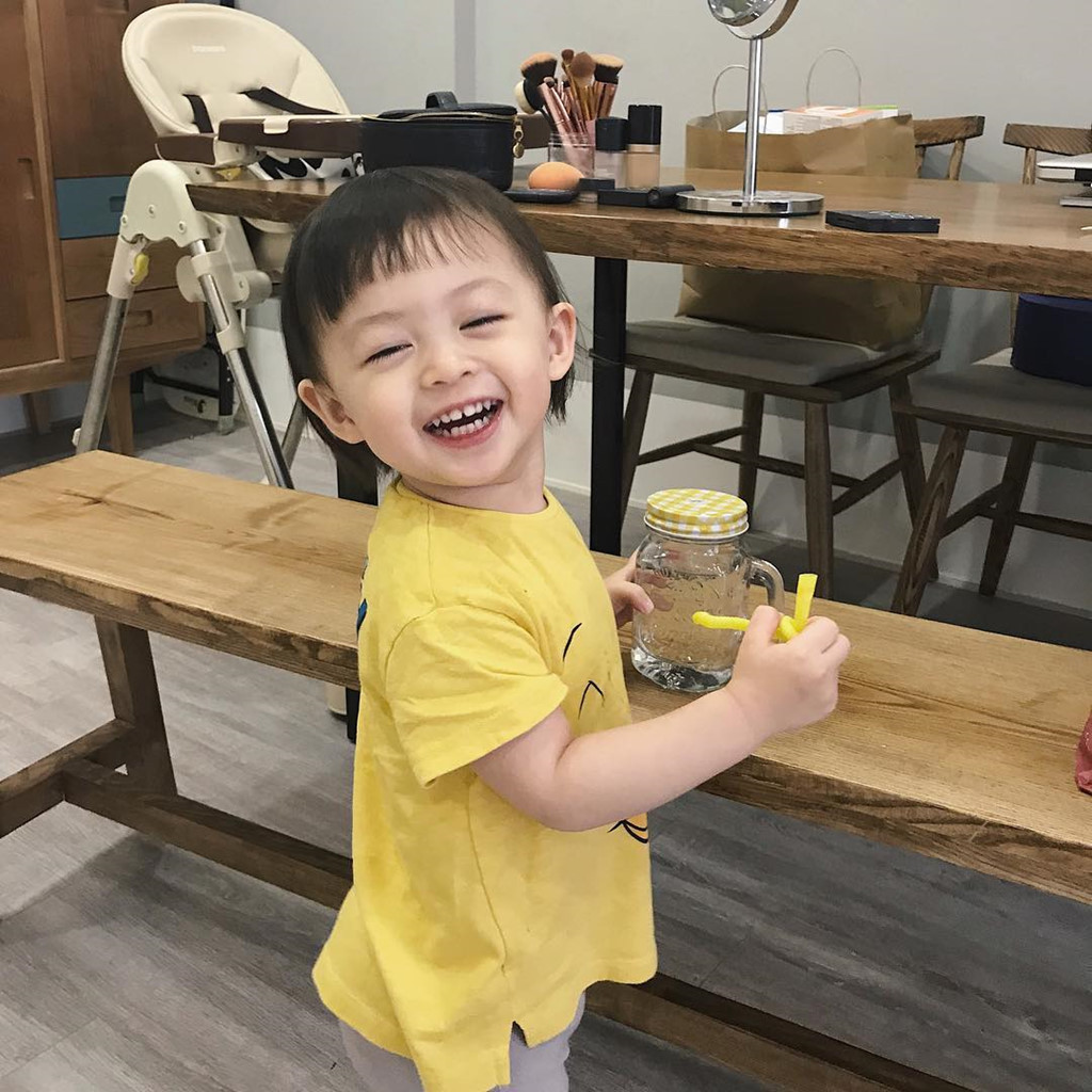 Bé Cam (2 tuổi) sở hữu instagram 144.000 lượt theo dõi là con gái nhà Kiên Hoàng - Heo Mi Nhon. Cam trông như búp bê với đôi mắt to, nước da trắng và nụ cười siêu rạng rỡ.