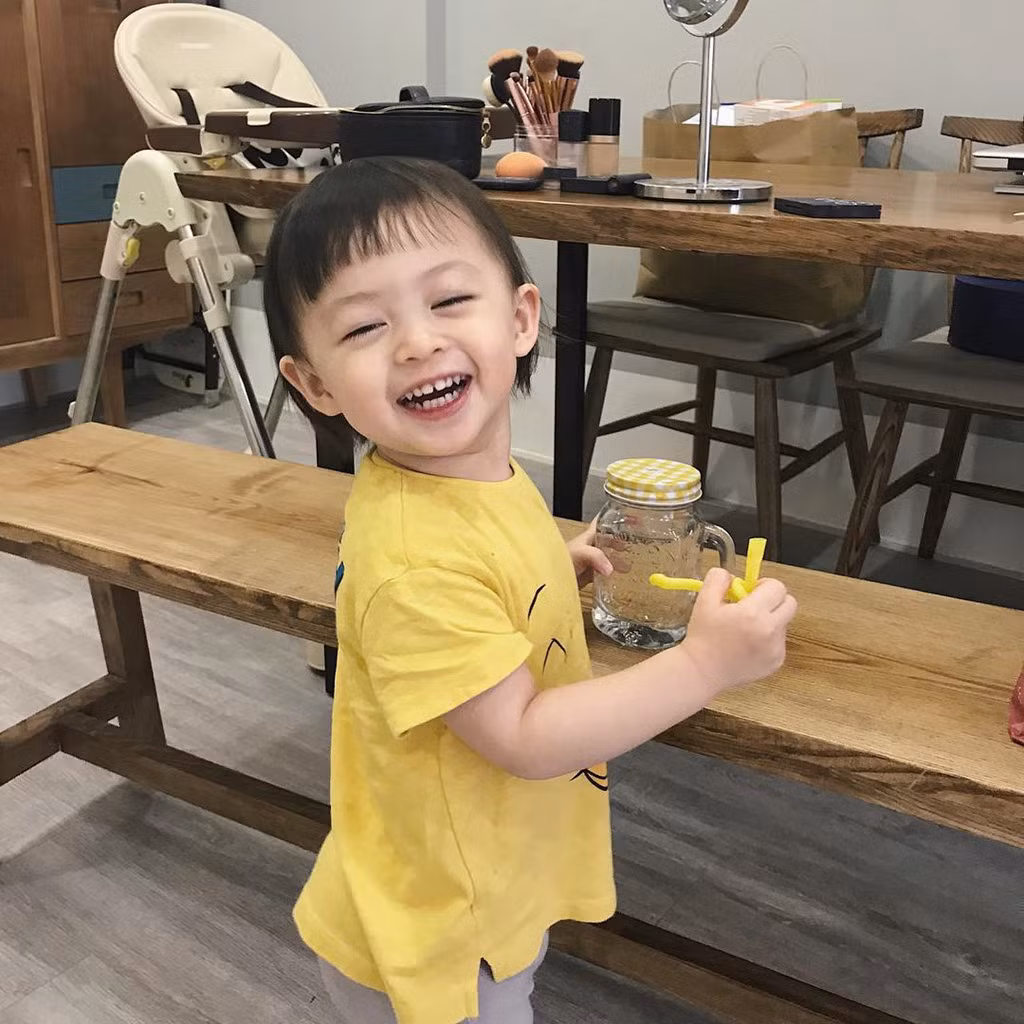 Bé Cam (2 tuổi) sở hữu instagram 144.000 lượt theo dõi là con gái nhà Kiên Hoàng - Heo Mi Nhon. Cam trông như búp bê với đôi mắt to, nước da trắng và nụ cười siêu rạng rỡ.