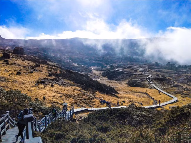 Núi tuyết Jiaozi: Nằm cách Côn Minh khoảng ba giờ lái xe về phía bắc.Đến với núi tuyết, du khách sẽ cảm thấychuyến đi hoàn toàn xứng đáng.