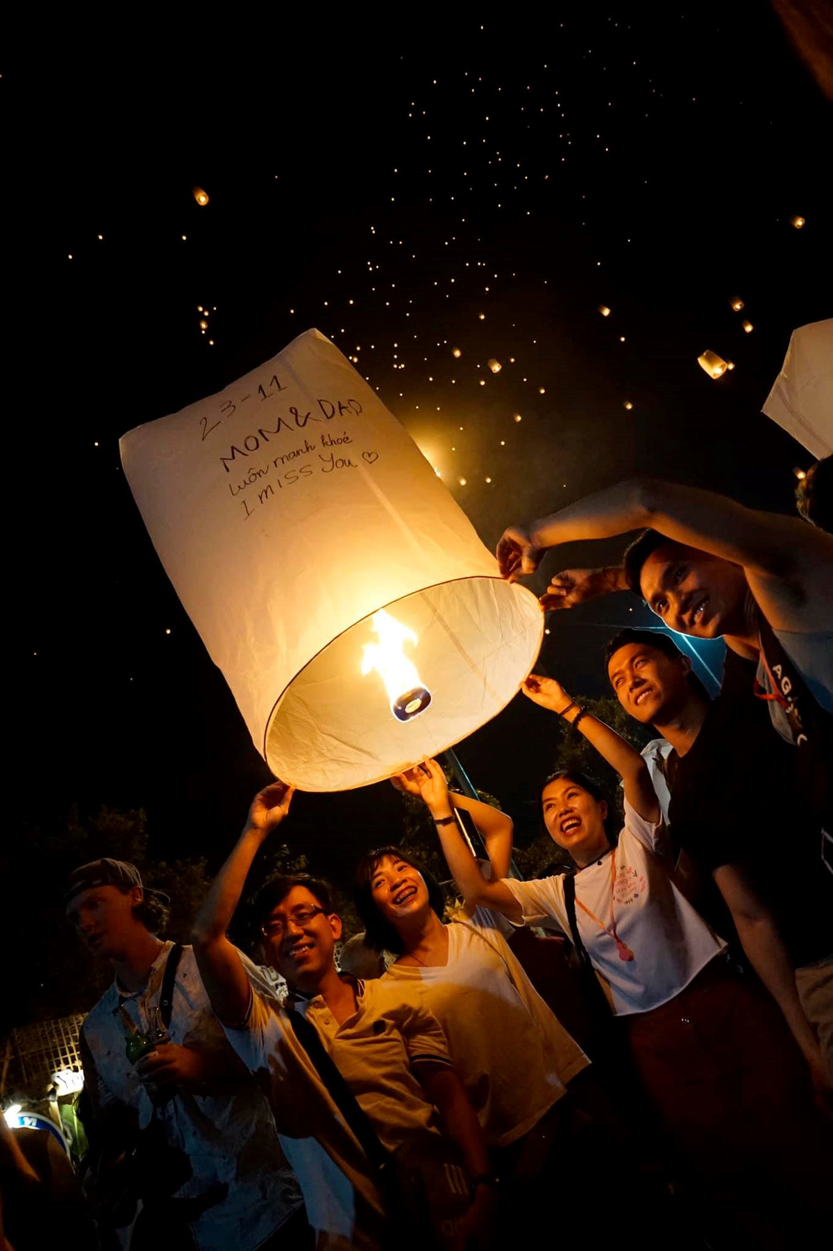 Song song với Yee Peng là lễ hội thả đèn hoa đăng Loy Krathong, diễn ra tại 4 tỉnh thành lớn ở Thái Lan là Sukhothai, Bangkok, Ayutthaya, và Chiang Mai. Điểm thả đèn đông và choáng ngợp ở Chiang Mai là cầu Nawarat ngang sông Ping. Đi dọc khắp bờ sông Ping, bạn sẽ thấy đèn krathong trôi lấp lánh bên chùa Chai Mongkhon, Lok Mo Lee... Lễ hội này là dịp người Thái tỏ lòng biết ơn với Đức Phật và dòng sông, cầu mong một năm mới nhiều điều may mắn. Ảnh: marinapelomundoo, aboutphuket.