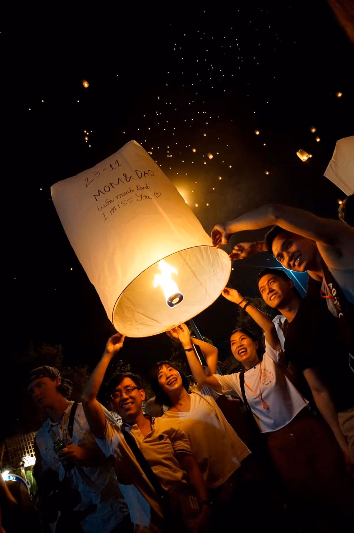 Song song với Yee Peng là lễ hội thả đèn hoa đăng Loy Krathong, diễn ra tại 4 tỉnh thành lớn ở Thái Lan là Sukhothai, Bangkok, Ayutthaya, và Chiang Mai. Điểm thả đèn đông và choáng ngợp ở Chiang Mai là cầu Nawarat ngang sông Ping. Đi dọc khắp bờ sông Ping, bạn sẽ thấy đèn krathong trôi lấp lánh bên chùa Chai Mongkhon, Lok Mo Lee... Lễ hội này là dịp người Thái tỏ lòng biết ơn với Đức Phật và dòng sông, cầu mong một năm mới nhiều điều may mắn. Ảnh: marinapelomundoo, aboutphuket.
