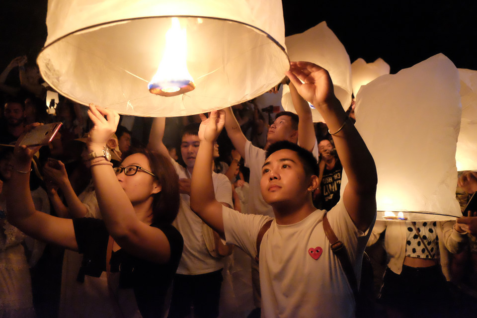 Lễ hội đèn trời được xem là ngày lễ đáng mong chờ nhất trong năm, thu hút đông đảo lượng khách du lịch quốc tế đến Chiang Mai. Bạn Trần Lê Ngọc Thắng (Hà Nội) cho biết: "Mình may mắn đến Chiang Mai vào đúng dịp lễ hội thả đèn trời. Tuy lúc lễ hội diễn ra, sân thả đèn đông nghịt người, mình vẫn cảm thấy rất mãn nguyện khi được tự tay thả những chiếc đèn ghi lời ước nguyện của mình lên trời. Chuyến đi này thật sự ý nghĩa đối với mình". Ảnh: Trần Lê Ngọc Thắng.