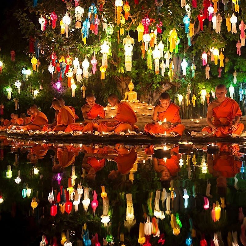 Bầu trời Chiang Mai đêm diễn ra lễ Yee Peng sáng rực những ước muốn gạt đi mọi muộn phiền và buồn đau năm cũ. Những Phật tử tham gia lễ hội cho rằng, điều ước nguyện trong lúc thả đèn sẽ trở thành sự thật nếu bạn thực hiện những điều tốt lành trong năm sau. Ảnh: Mangaworld.