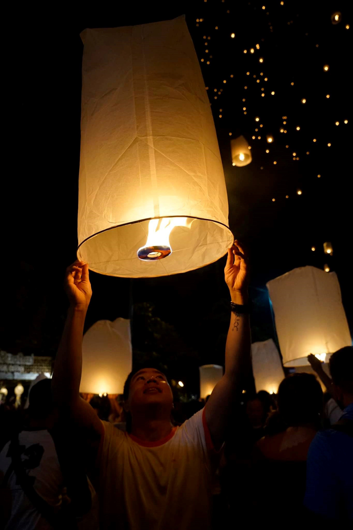 Tại cầu Nawarat, nơi những du khách không mua được vé vào Mae Jo chọn làm điểm thả đèn trời tự do, cũng lung linh bởi đèn lồng thắp sáng trời. Du khách chỉ việc mua đèn với giá 60-100 bath/chiếc (tương đương 50.000-100.000 đồng/chiếc) mà không cần trả phí tham gia lễ hội khi chọn thả đèn ở cầu Nawarat. Tuy nhiên, số lượng đèn trời ở cầu Nawarat không nhiều và rực rỡ như ở Mae Jo. Nhựt Phạm.