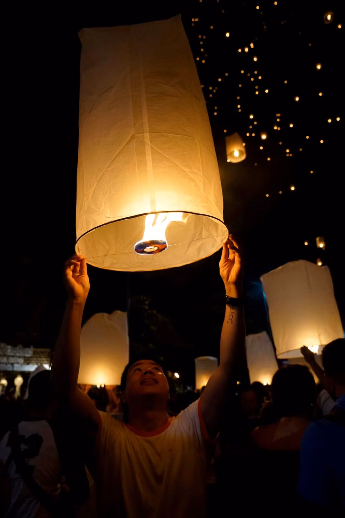Tại cầu Nawarat, nơi những du khách không mua được vé vào Mae Jo chọn làm điểm thả đèn trời tự do, cũng lung linh bởi đèn lồng thắp sáng trời. Du khách chỉ việc mua đèn với giá 60-100 bath/chiếc (tương đương 50.000-100.000 đồng/chiếc) mà không cần trả phí tham gia lễ hội khi chọn thả đèn ở cầu Nawarat. Tuy nhiên, số lượng đèn trời ở cầu Nawarat không nhiều và rực rỡ như ở Mae Jo. Nhựt Phạm.
