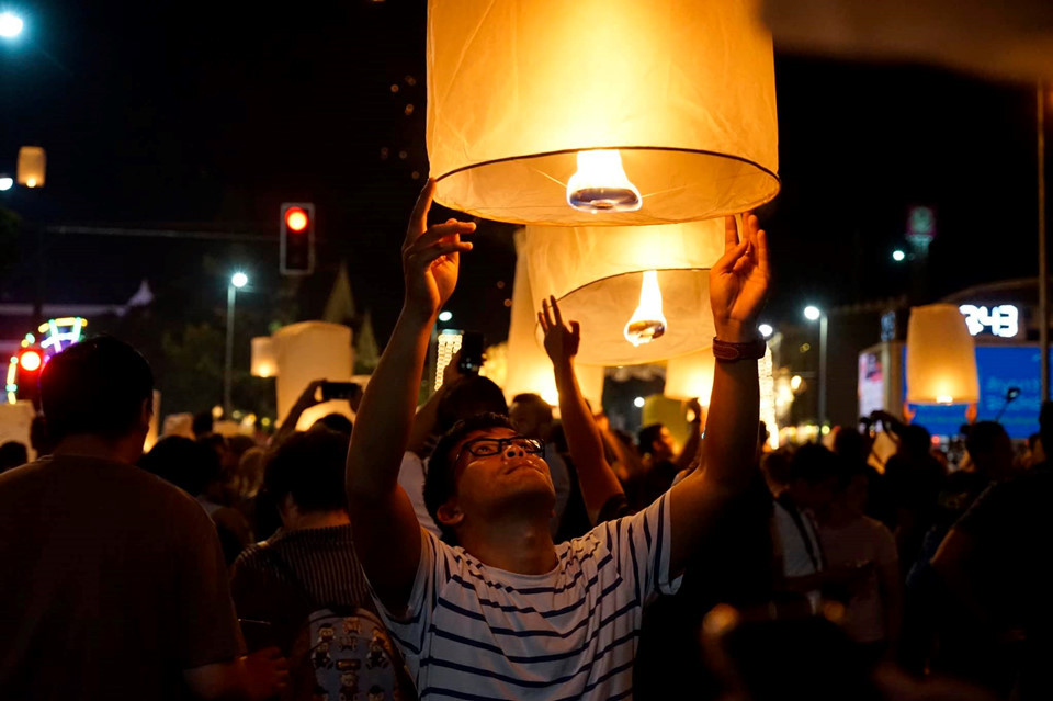 Năm nay, Mae Jo và cầu Nawarat (Chiang Mai) là hai địa điểm chính diễn ra lễ hội Yee Peng. Lễ hội ở Mae Jo có quy mô lớn nhất với hơn 4.000 đèn trời được thả một lúc. Để có mặt chính ngày hội ở Mae Jo, anh Phạm Nhật (TP.HCM) cho biết đã phải đặt vé vào cửa trước 2 tháng, với giá khá cao khoảng 5 triệu đồng. Hàng năm, vé dự lễ hội đèn trời cũng dao dộng từ 5.500-12.000 bath/người (4-8 triệu đồng/người). Ảnh: Nhật Phạm.