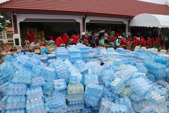 Trong khi đó, sau nhiều giờ di chuyển từ Kon Tum sang Attapeu, trưa 29-7 đoàn công tác thuộc UBND huyện Đắk Glei (tỉnh Kon Tum) đã trao số tiền 50 triệu đồng hỗ trợ người dân bị nạn ở sự cố vỡ đập thủy điện.