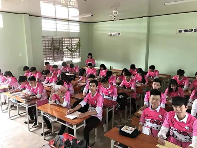 Dong phuc Hello Kitty cua co tro Vinh Long gay chu y tren mang-Hinh-3