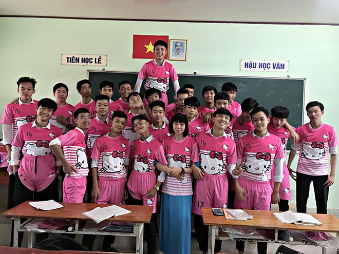 Dong phuc Hello Kitty cua co tro Vinh Long gay chu y tren mang
